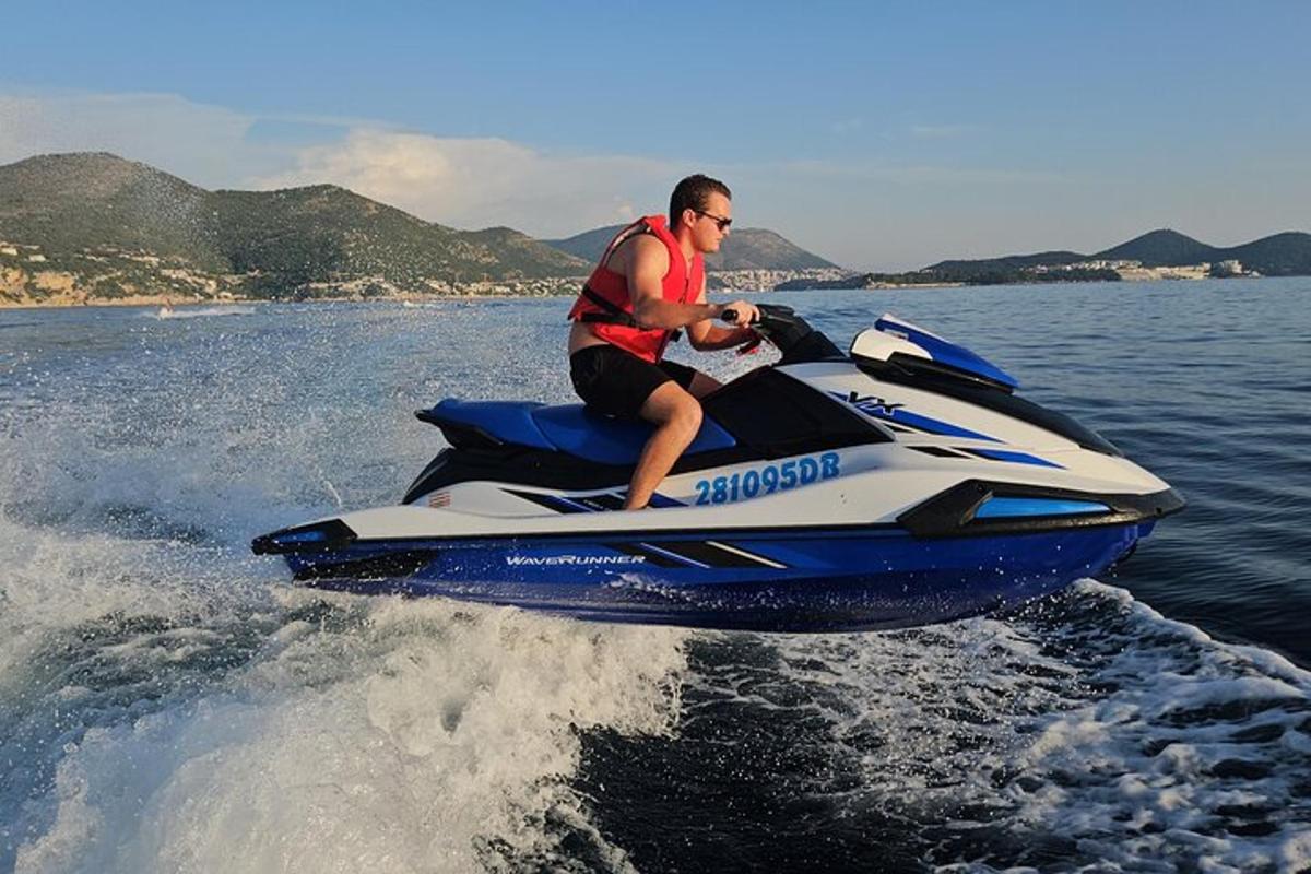 un uomo che guida una moto d'acqua in acqua