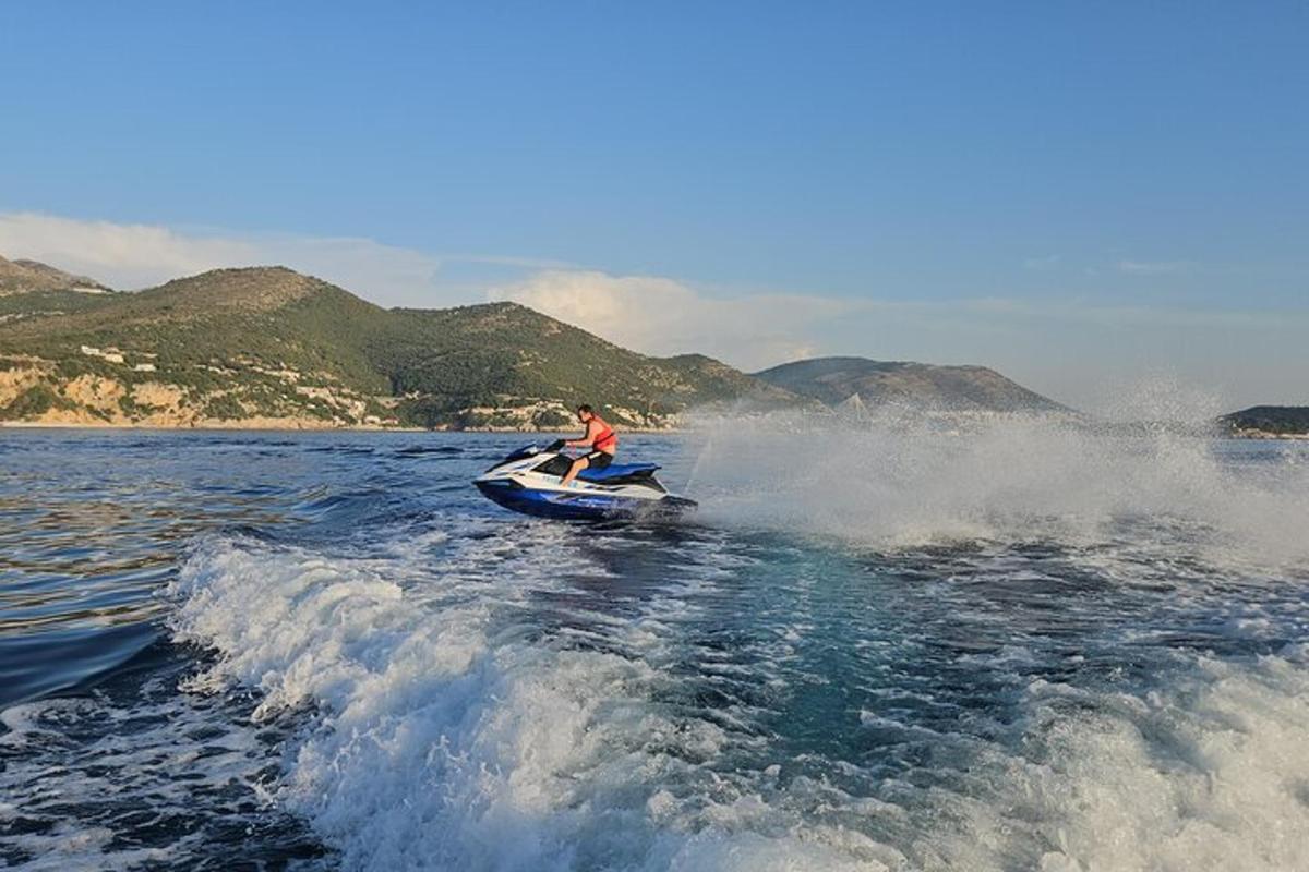 una persona su una moto d'acqua in acqua