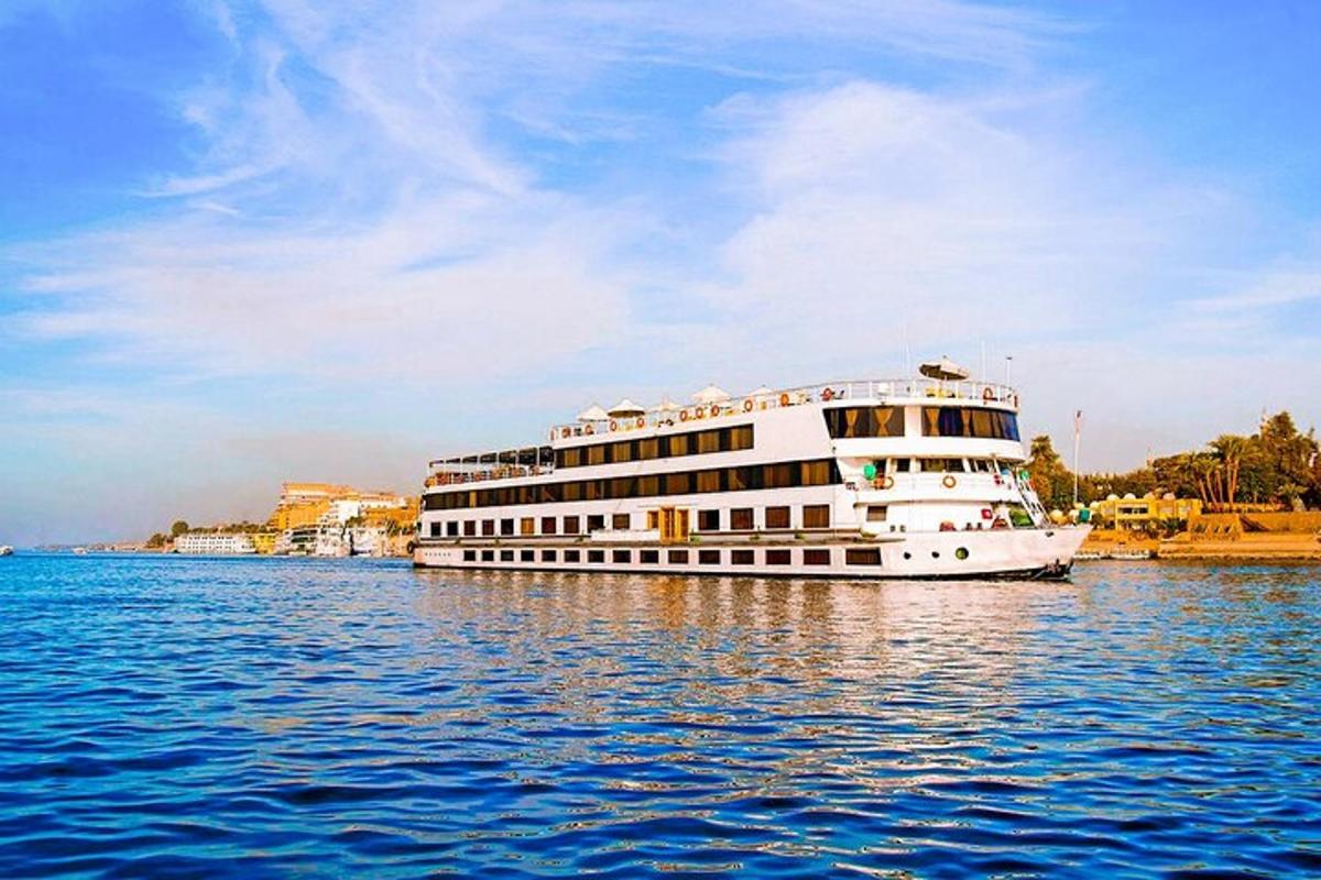 een cruiseschip in het water op het water