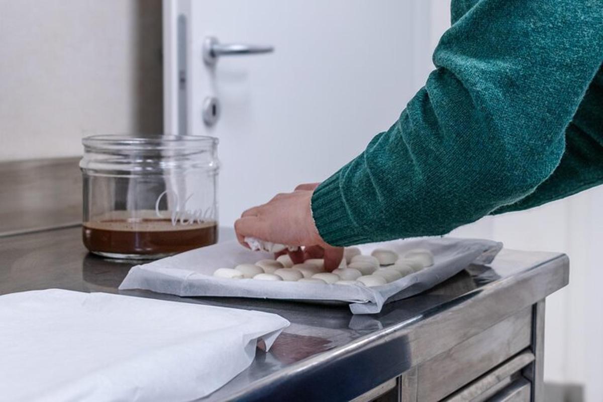 una persona en una cocina preparando comida en un mostrador