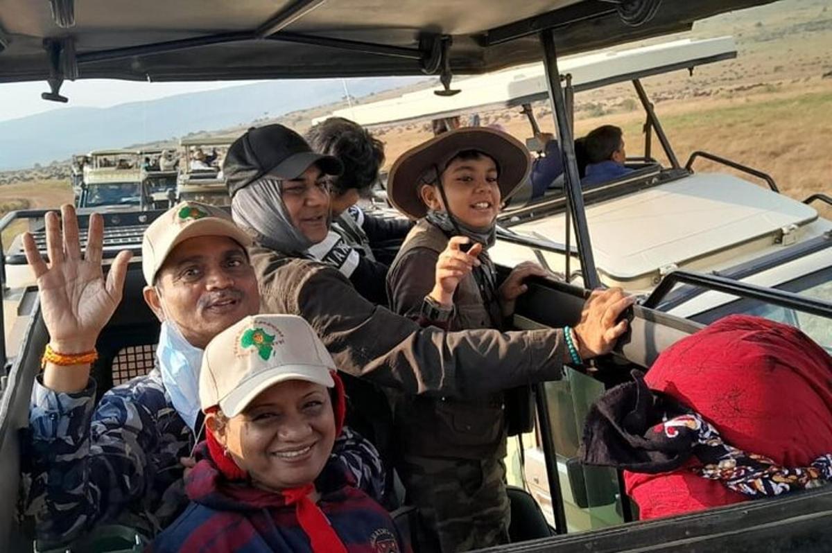 un grupo de personas que viajan en un vehículo
