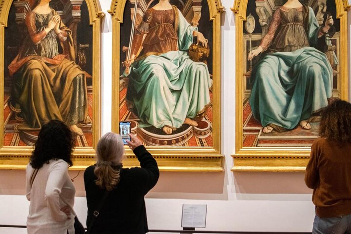 folk som tar bilder av et maleri på et museum