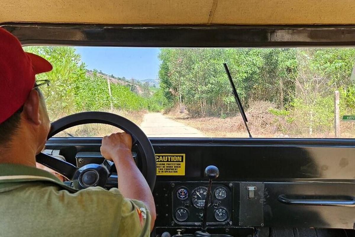 muž řídící autobus s volantem