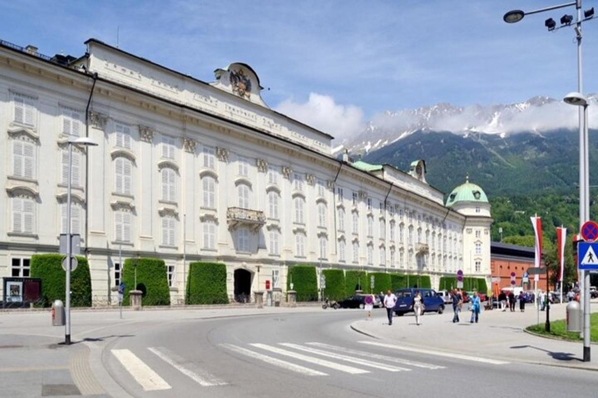 ein großes weißes Gebäude mit einem Berg im Hintergrund