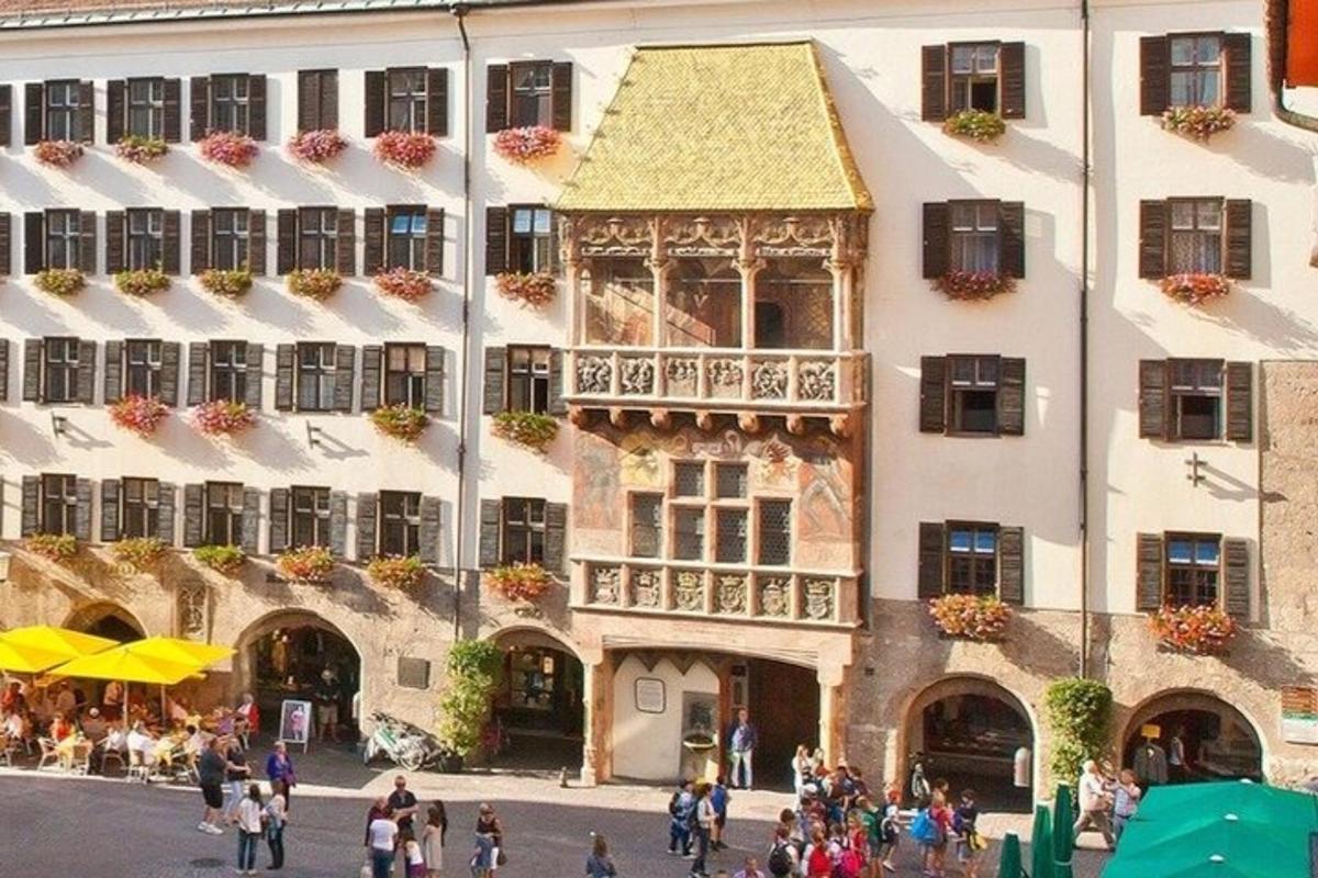 un gruppo di persone in piedi davanti a un edificio