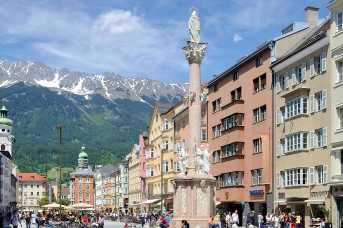 una statua nel mezzo di una città con montagne
