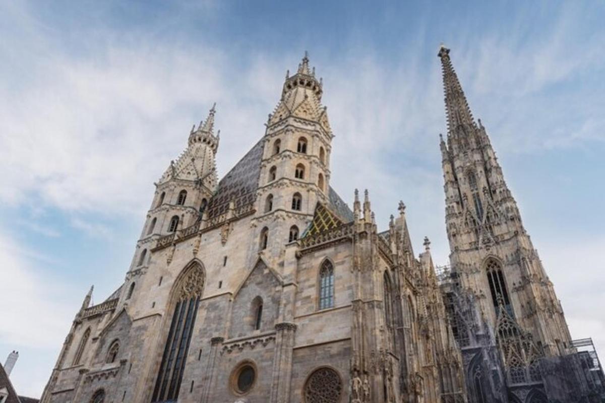eine Kathedrale mit zwei Türmen und einem bewölkten Himmel