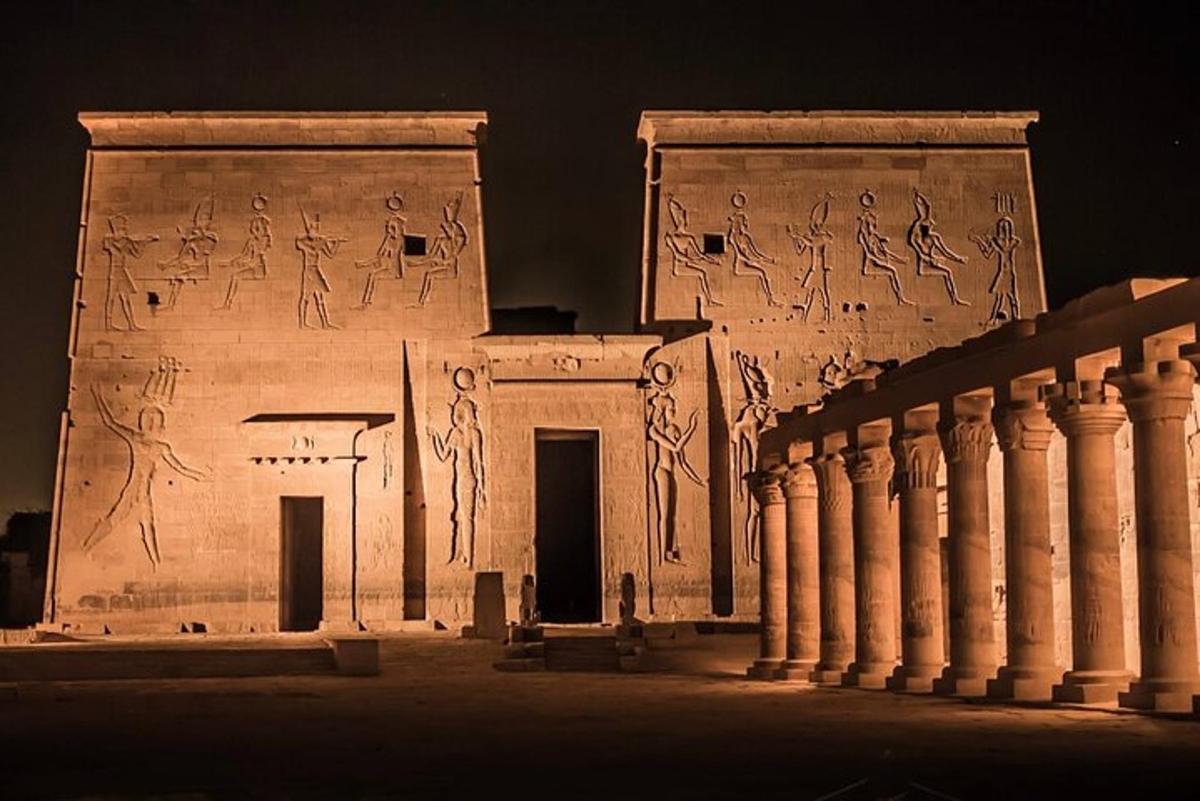 un edificio con una scritta sul lato di notte