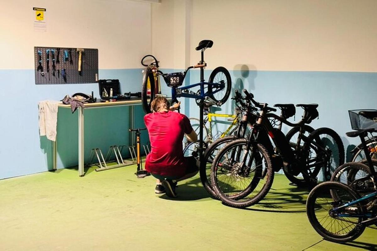 una donna sta lavorando su una bicicletta in un negozio