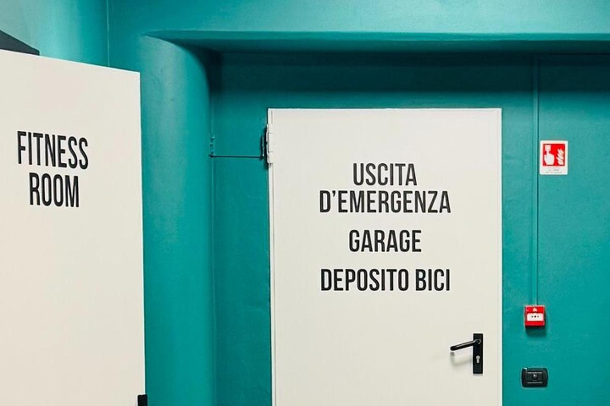 due cartelli sul lato di un muro blu