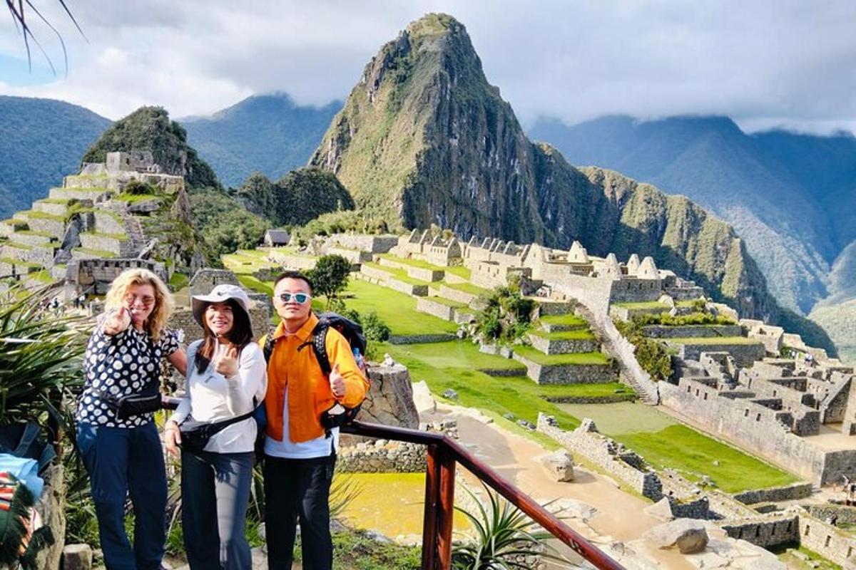 um grupo de pessoas em pé nas ruínas de Machu Picchu