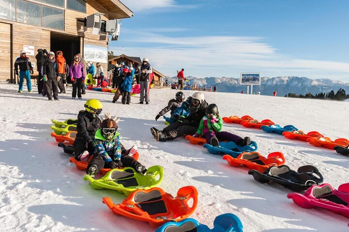 un gruppo di persone sedute sulla neve con gli snowboard