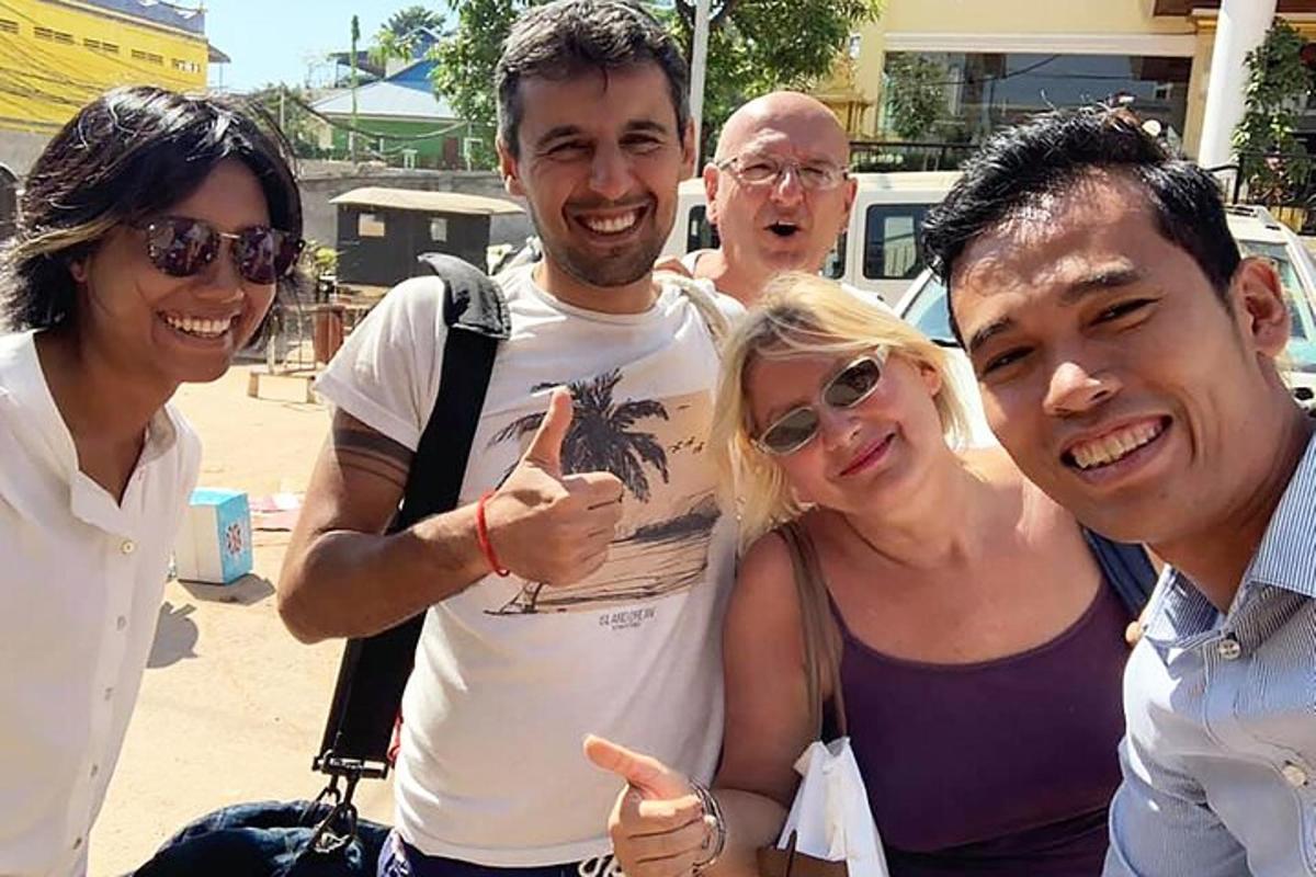 un gruppo di persone che posano per una foto
