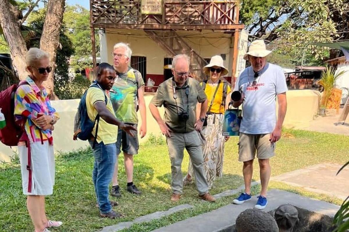 um grupo de pessoas em pé na grama