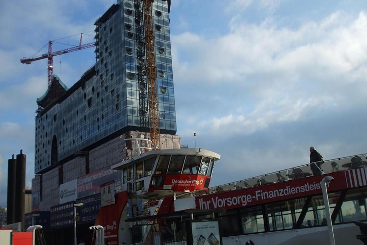 ein im Bau befindliches Gebäude mit einem Kran neben einem Boot