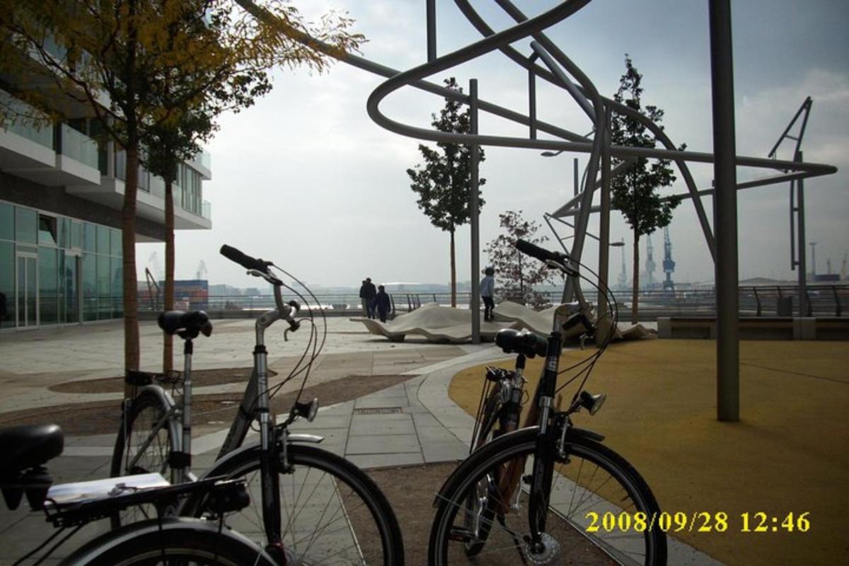 zwei Fahrräder auf einem Bürgersteig in der Nähe eines Gebäudes geparkt