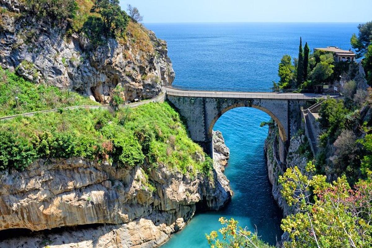 most na litici iznad vodene površine