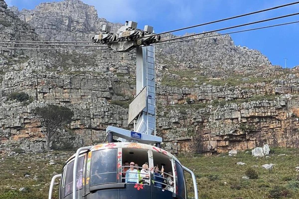 un chariot avec des gens dessus devant une montagne