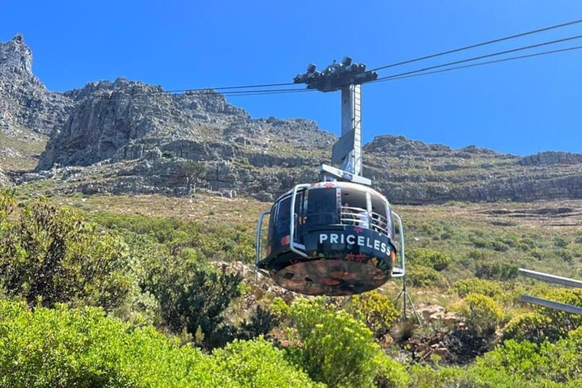 un téléphérique survole une montagne