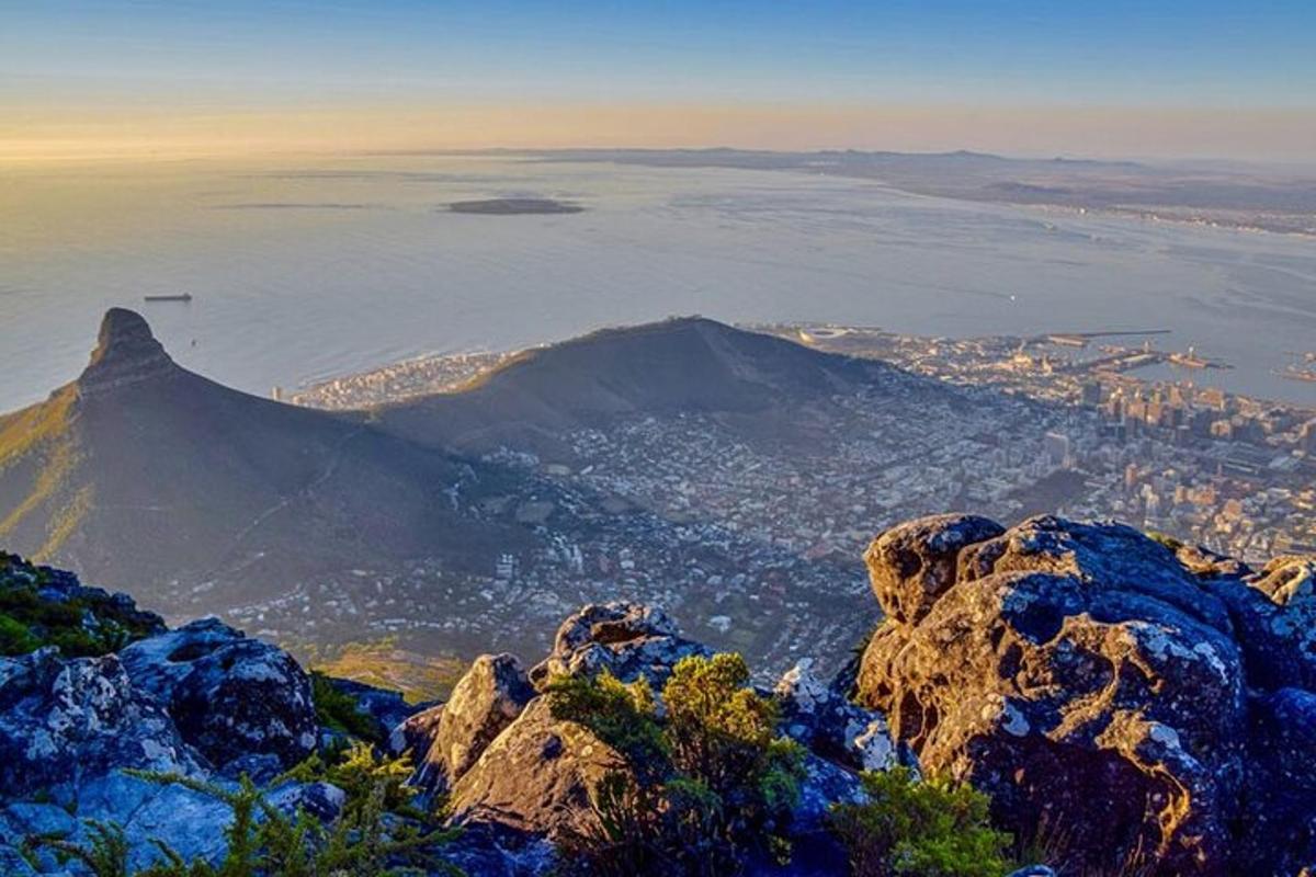 une vue du Cap depuis le sommet d'une montagne
