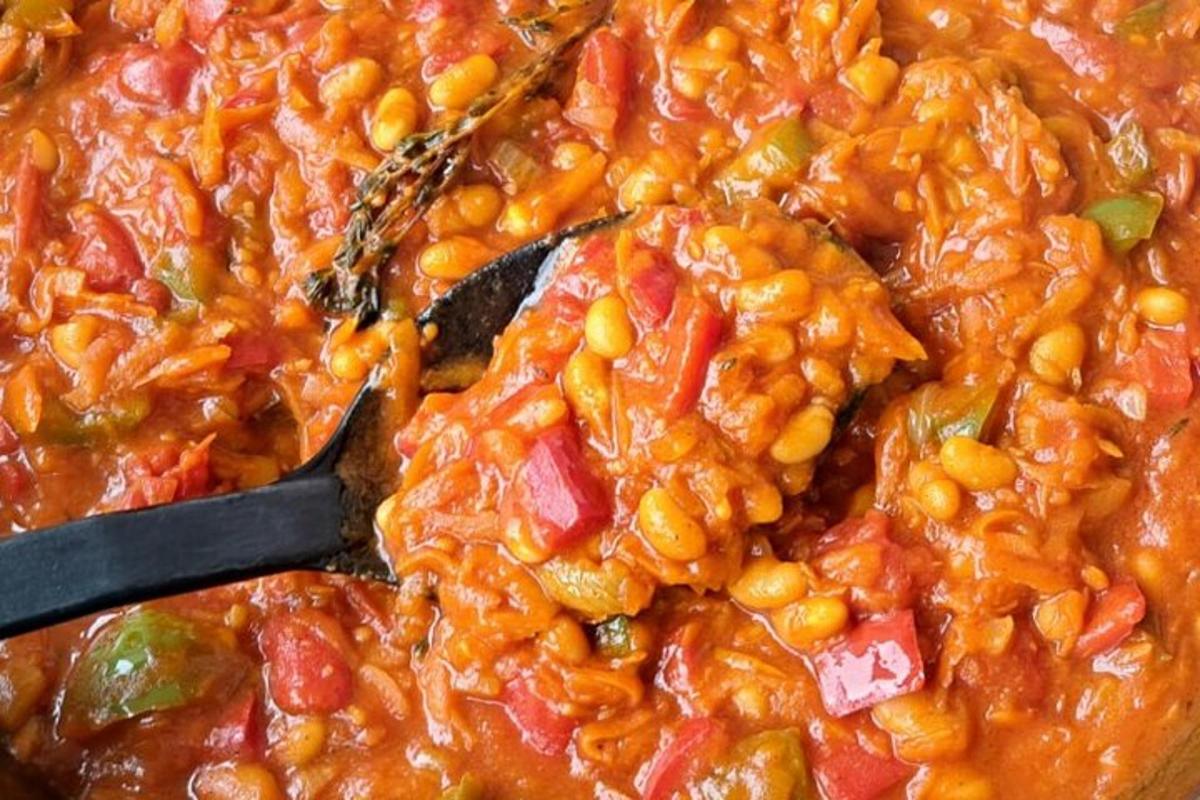 ложка в тарілці з кукурудзою