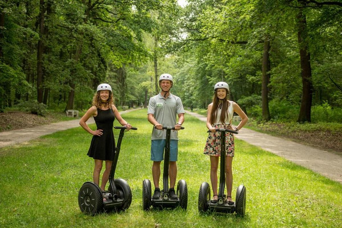 tre persone sono in piedi su dei segift nell'erba