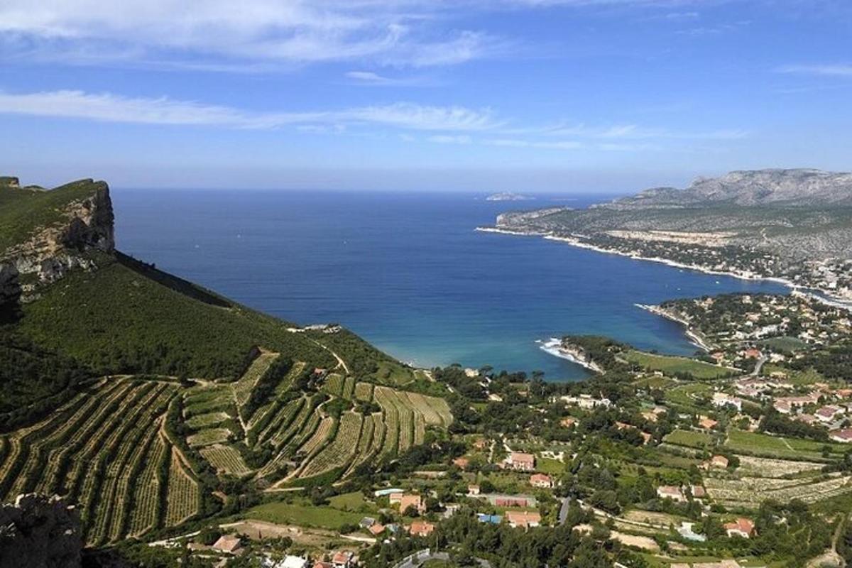 una vista aerea di una città e dell'oceano