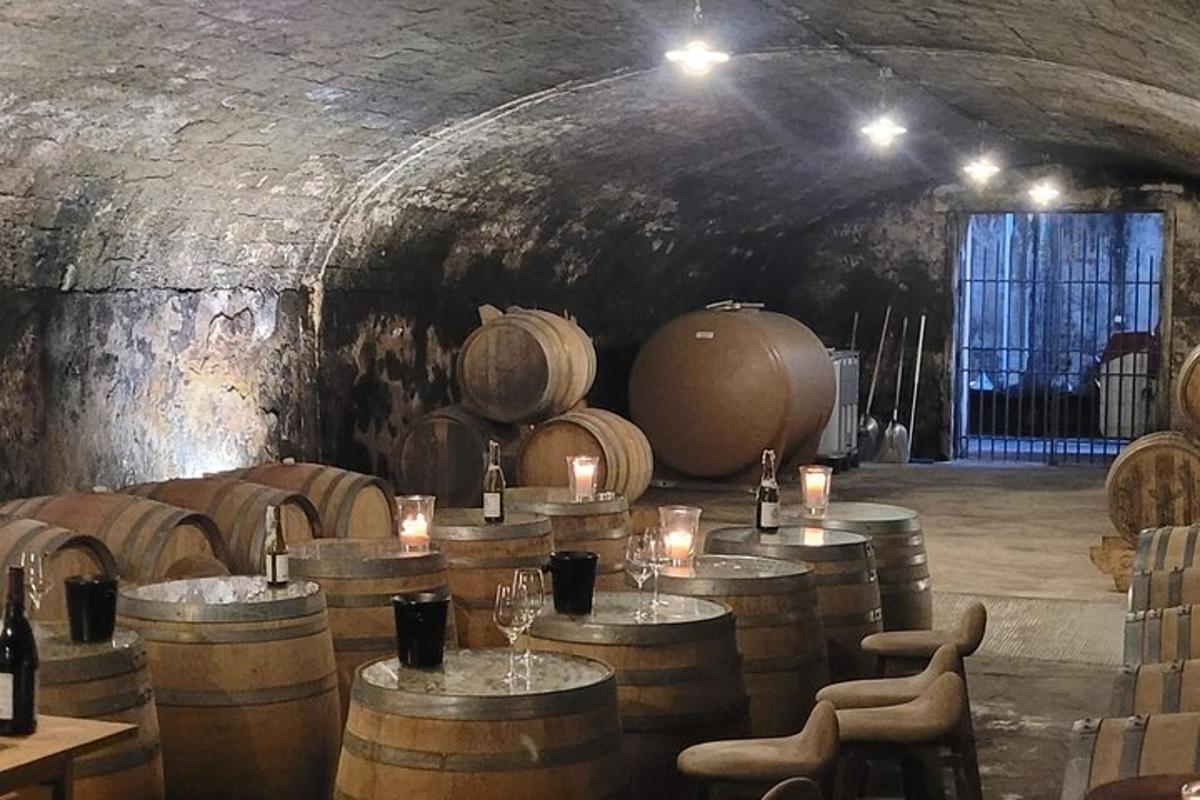 una stanza con un mucchio di botti di vino e candele
