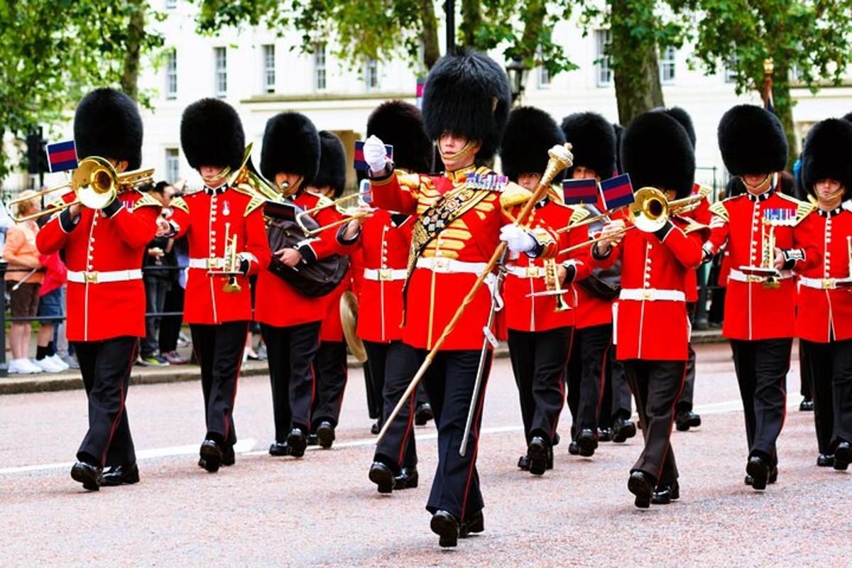 pochodující kapela v červených uniformách kráčející po ulici