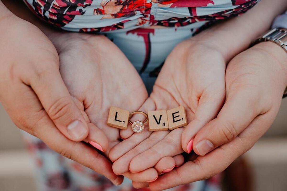 eine Frau hält ihre Hände mit den Worten Liebe