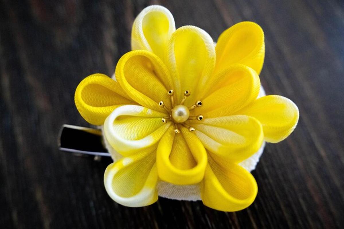ดอกไม้สีเหลืองวางอยู่บนโทรศัพท์มือถือ