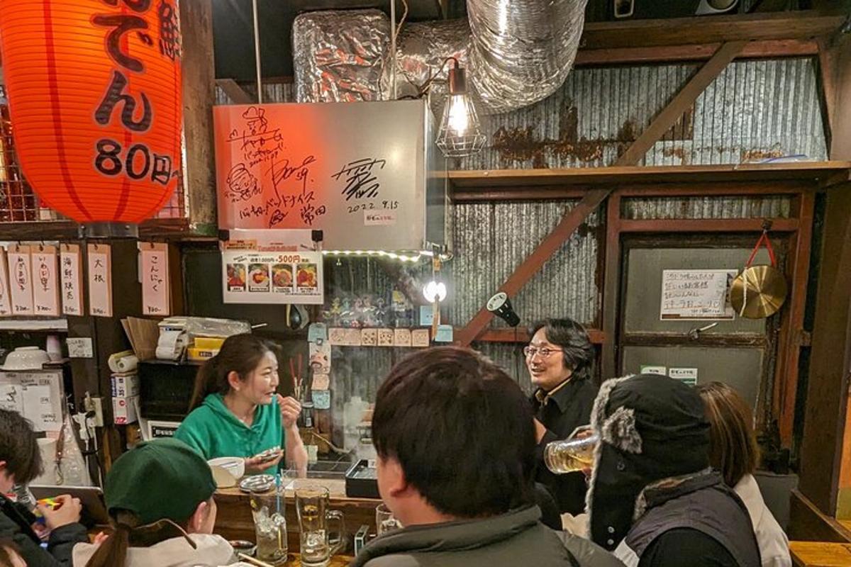 Un grupo de personas sentadas en un bar de un restaurante.