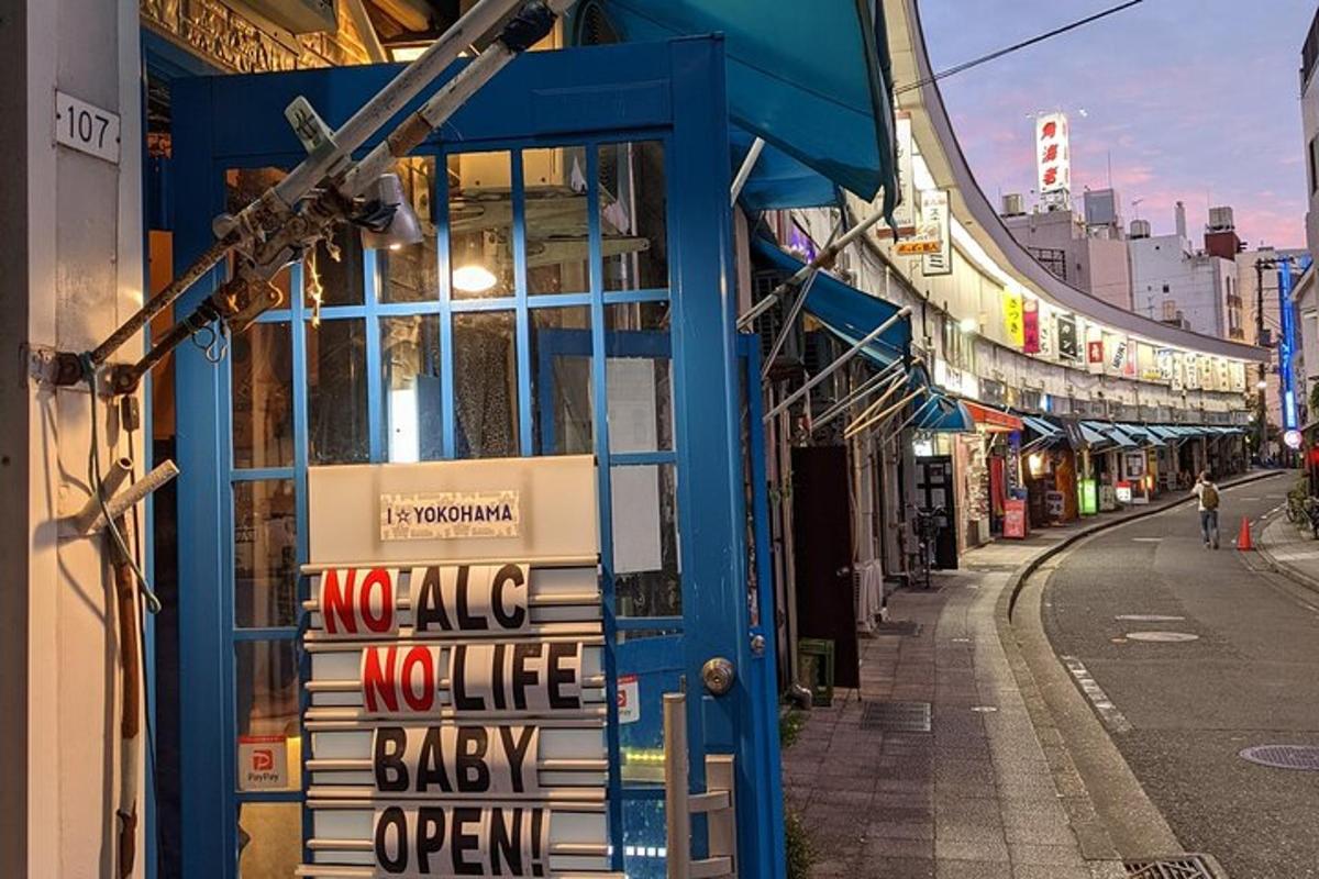 un edificio blu con un cartello "vietato l'ingresso ai bambini inattivi"