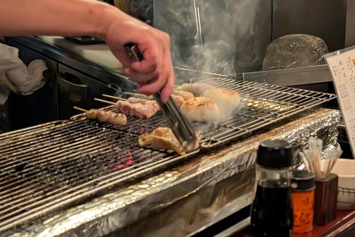 una persona sta cucinando del cibo su una griglia