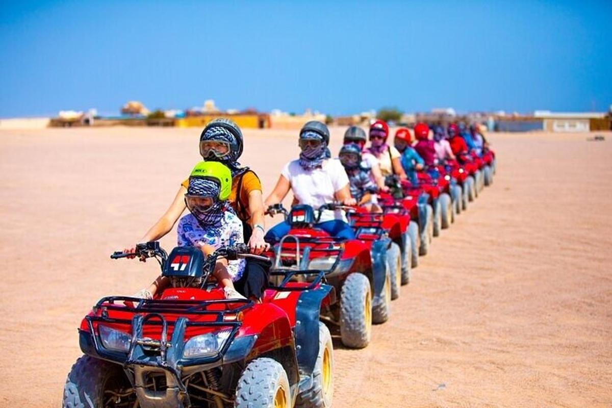 Un grupo de personas conduciendo vehículos todo terreno en el desierto.