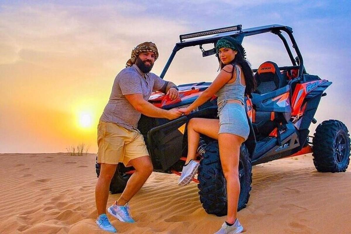 một người đàn ông và một người phụ nữ đứng trong xe jeep ở sa mạc