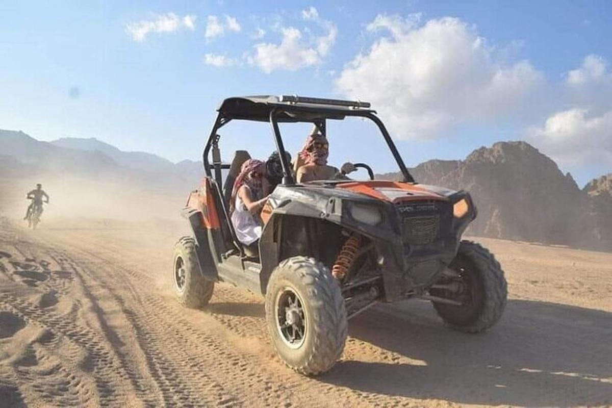 một nhóm người đi xe jeep trong sa mạc