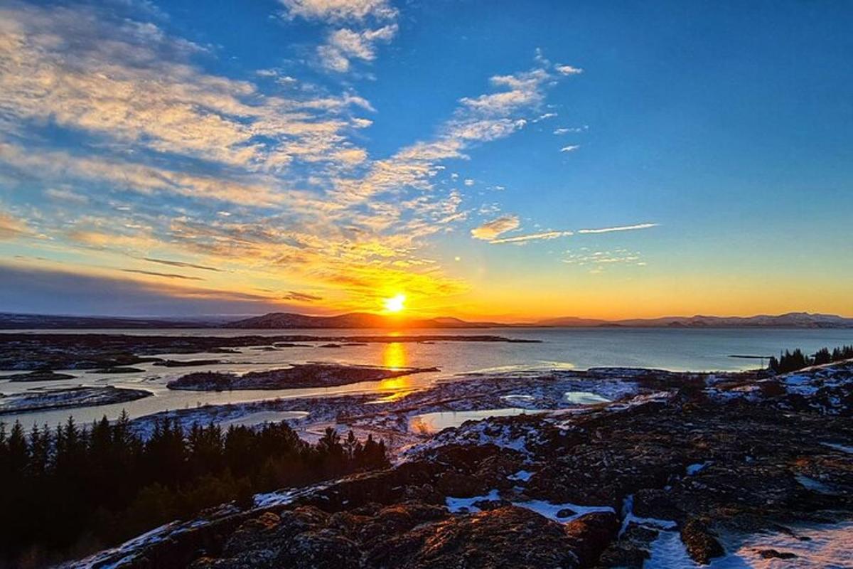 naplemente egy víz felett, a nap lenyugszik