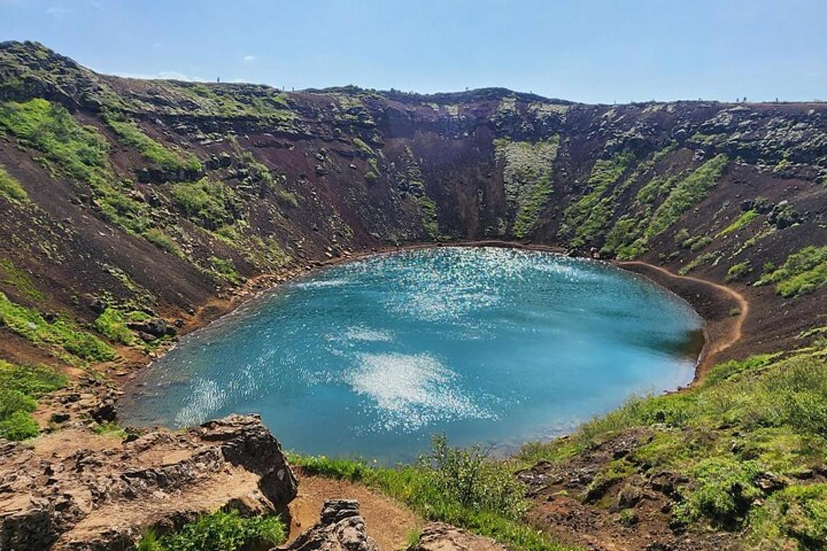 una grande piscina di acqua blu in un canyon