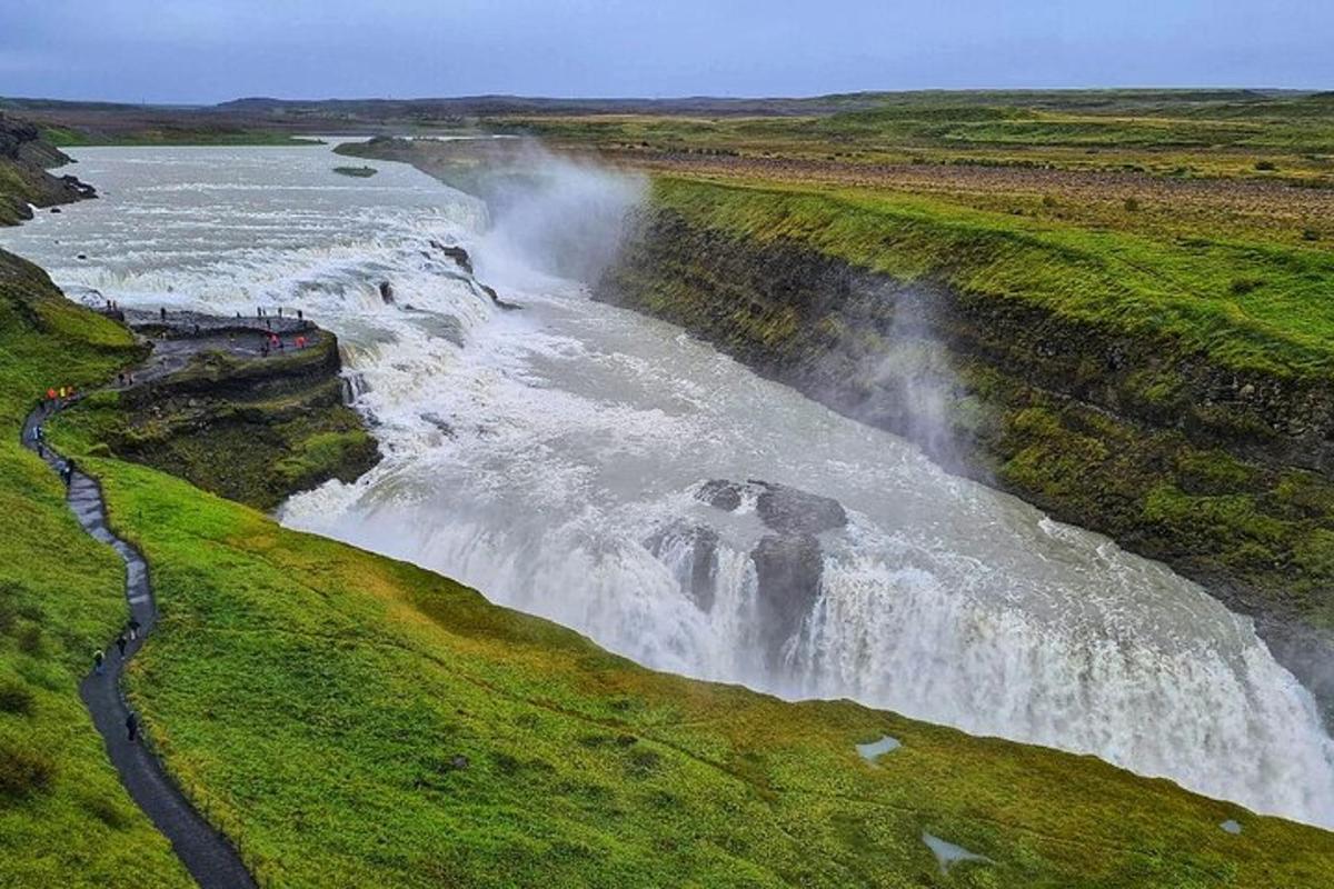 una cascata sul lato di un fiume