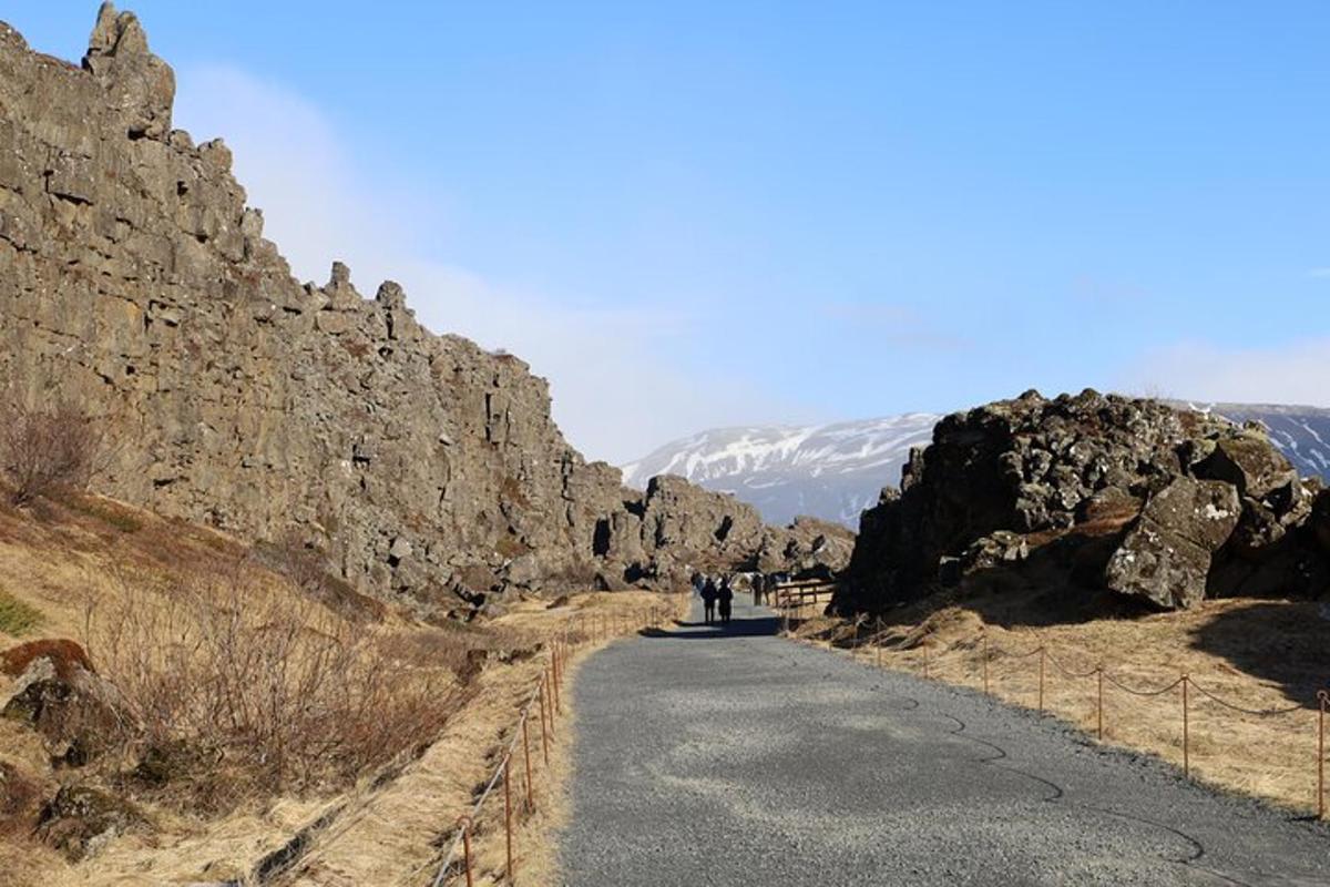 due persone che camminano lungo una strada di montagna