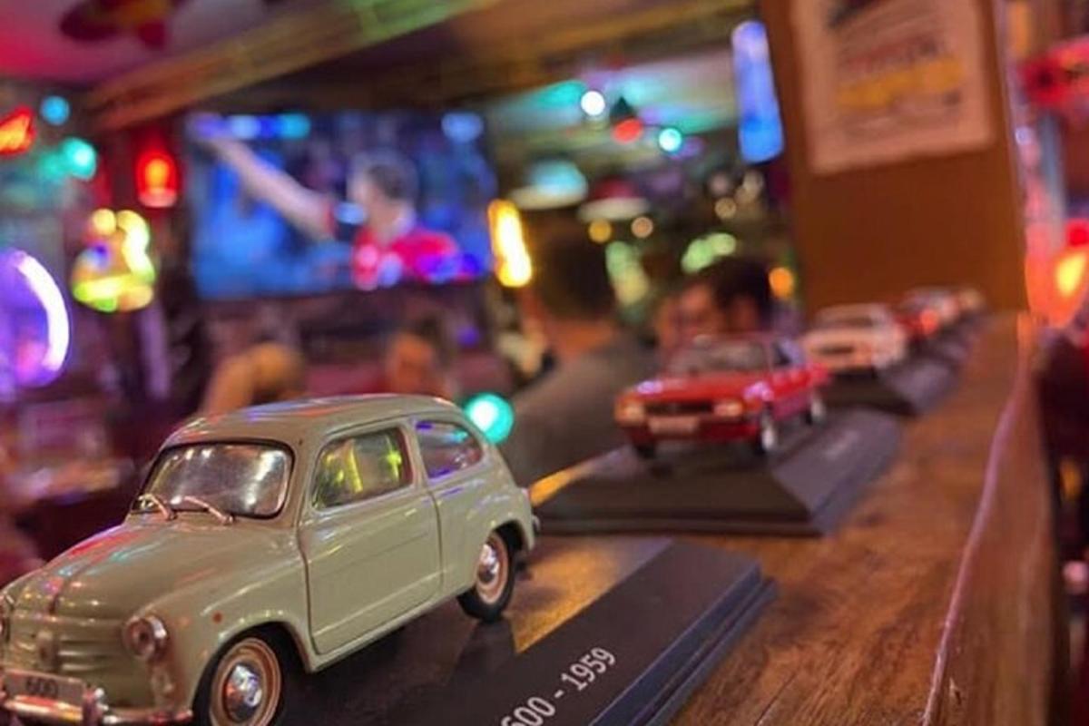 バーのテーブルの上の小さな緑色のおもちゃの車