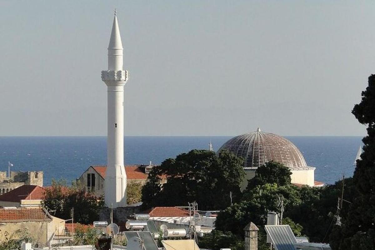 mešita s vysokou raketou ve městě
