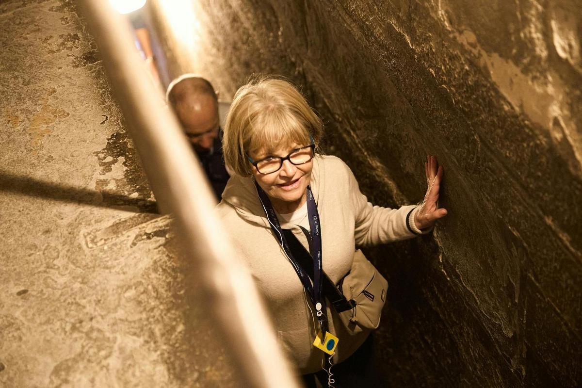 una mujer caminando por un túnel con un hombre