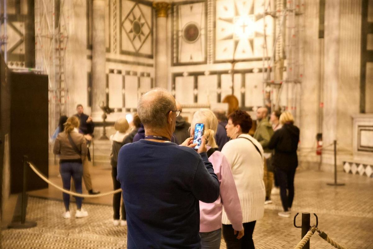 moški fotografira množico ljudi v cerkvi