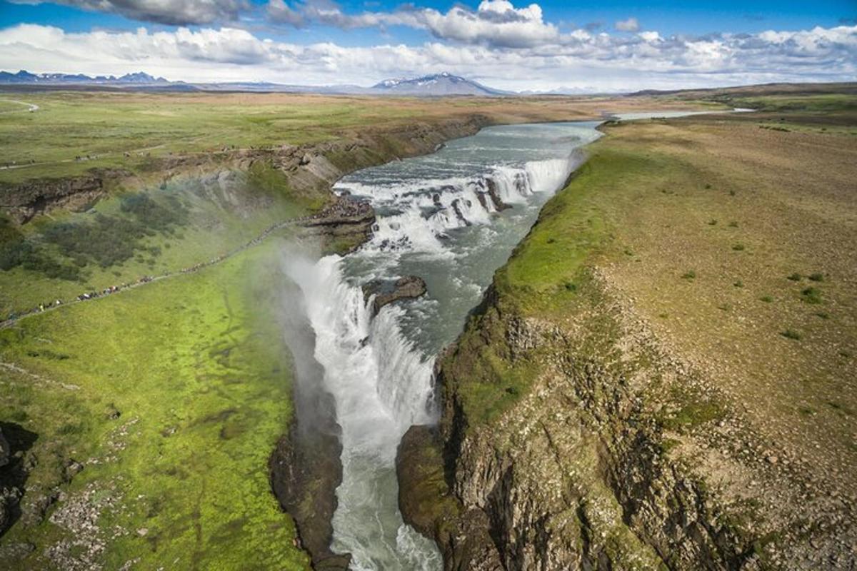 una vista aérea de una cascada en medio de un río