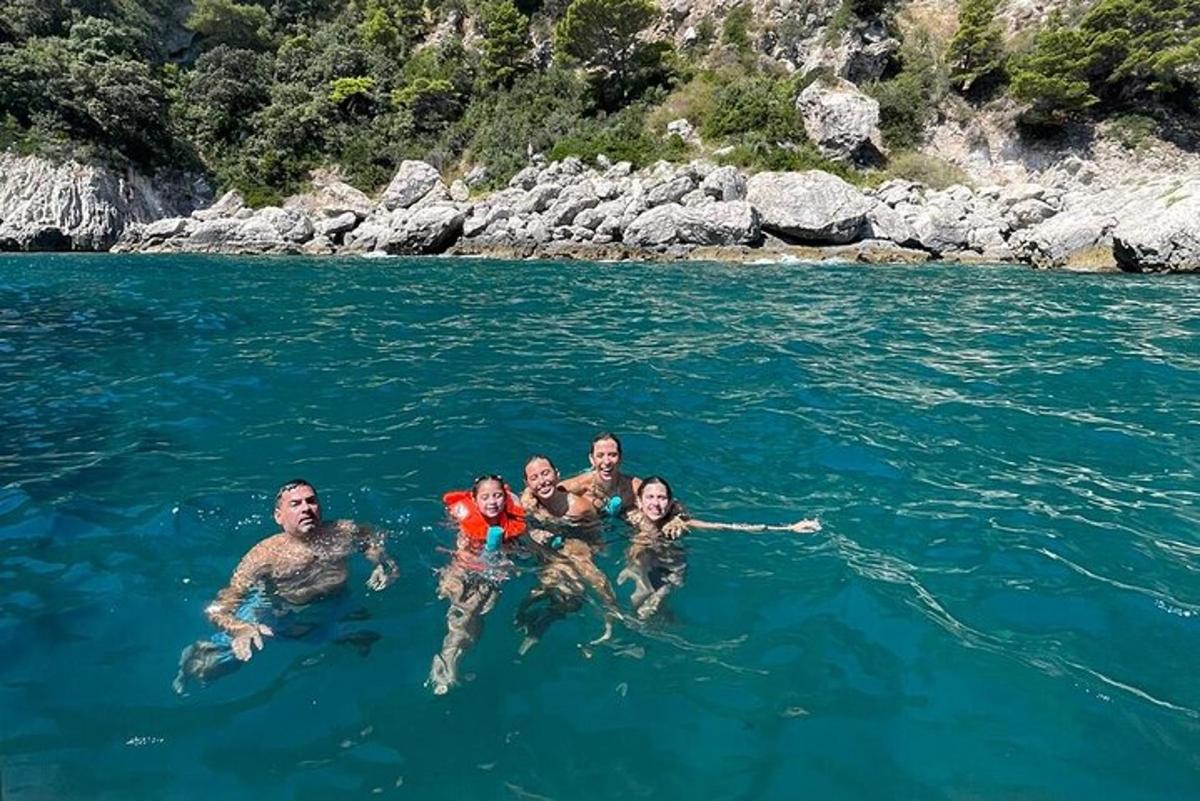un gruppo di persone che nuotano nell'acqua