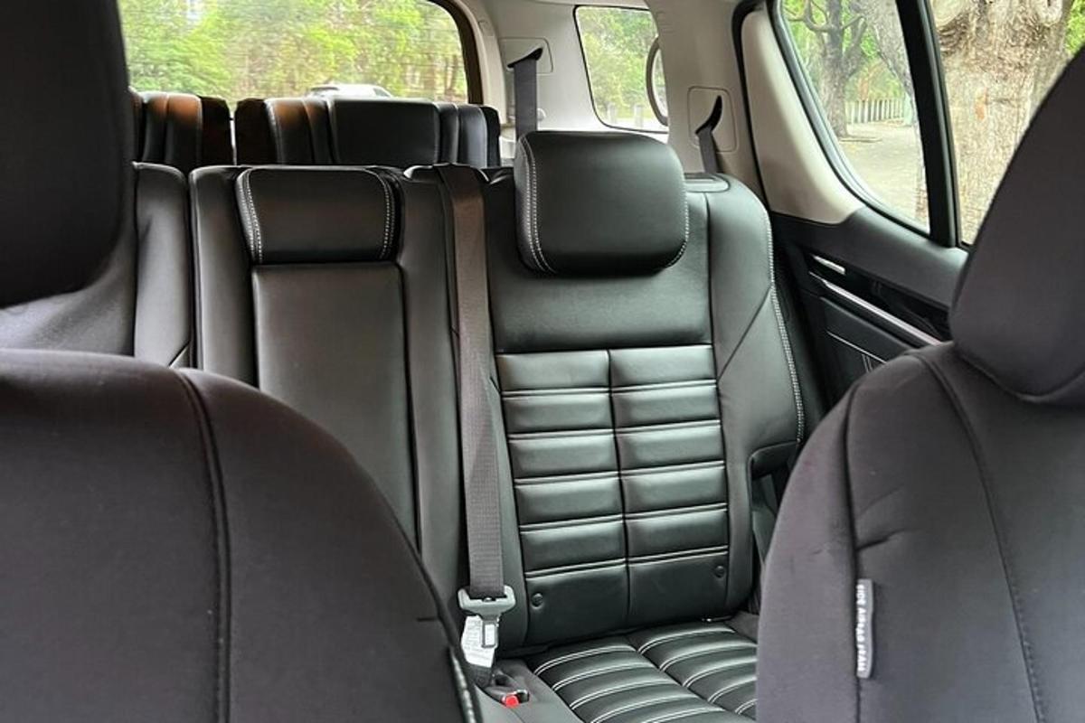 ein Blick auf die Rücksitze eines Autos