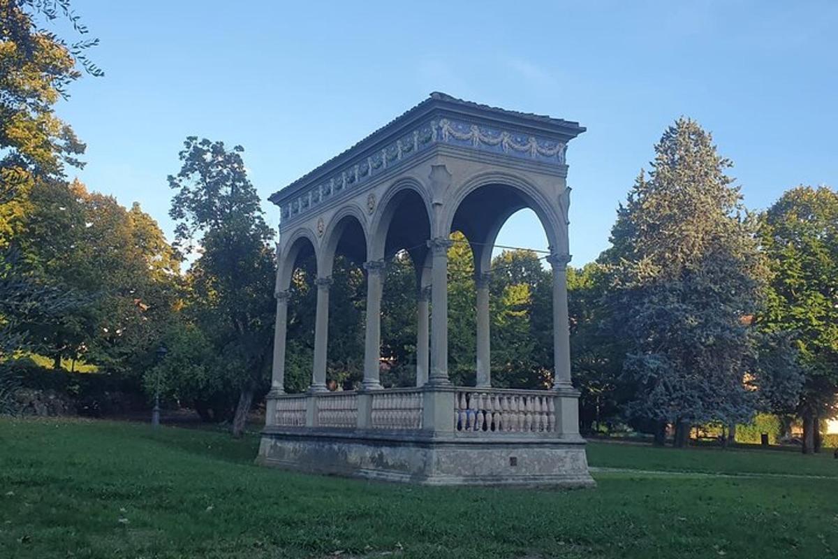 ein Pavillon mitten auf einem Feld