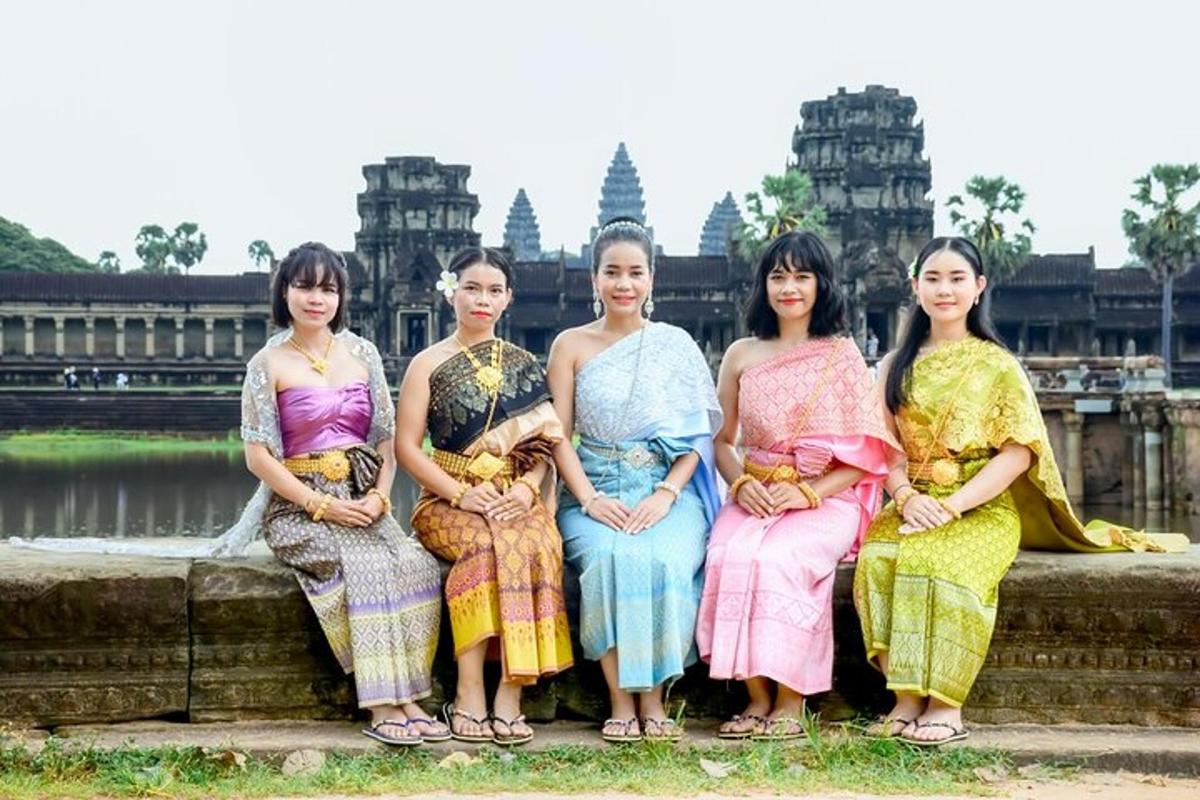 un grup de femei care pozează pentru o fotografie în fața unui templu